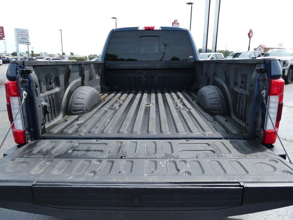 2017 Ford Super Duty F-350 DRW Lariat 4WD Crew Cab 8' Box